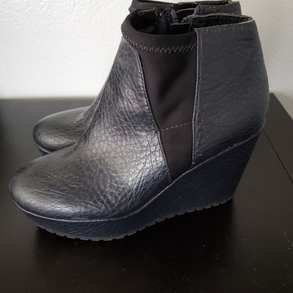 Vera Wang Wedges